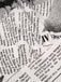 Abito a mantella da pipistrello stampa giornale bianco anni '50